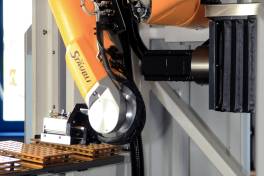 Roboterarm für das Einstecken zylindrischer Werkzeuge in die Werkzeugaufnahme