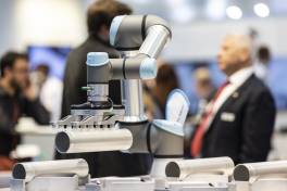 Praxisnaher Auftritt der e-Series Roboter in Hannover