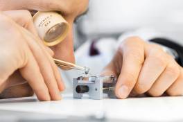 Königsdisziplin Unruhreif: Nomos fertigt Uhrenteile hochpräzise in CNC-Drehautomaten