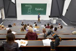 igus investiert in die nächste Generation der Robotik-Experten
