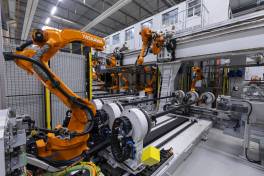 Bei Peri fertigen 18 Yaskawa-Roboter vollautomatisch Gerüstteile