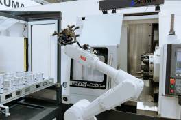 Okuma-Paket aus Drehmaschine und Roboterlösung