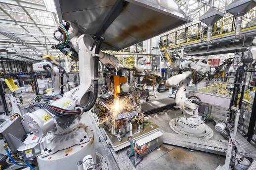 ABB Robotics beliefert Produktionsnetzwerk für Elektrofahrzeuge der Renault Group