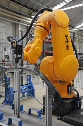 Innovative Lösung: Die Roboterbearbeitung bewährt sich im Modell- und Formenbau bei Polytec unter allen Bedingungen.
Foto: Ralf Högel