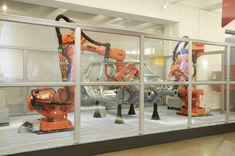 Die Punktschweißroboterstation von ABB ermöglicht Besuchern einen Blick in die Industriehallen der Autoimobilndustrie.
