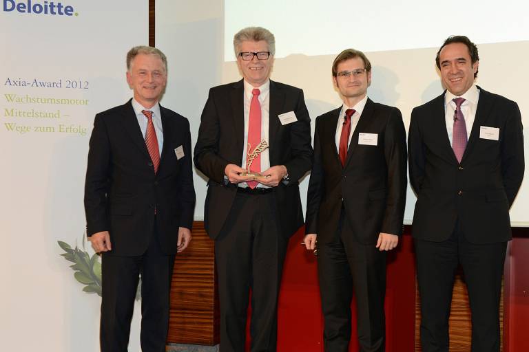 Friedhelm Loh mit dem Axia-Award 2012 und Verantwortlichen des Beratungsunternehmens Deloitte und des Impulse Verlages.