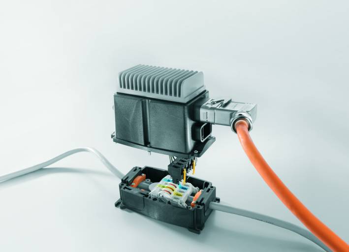 Eine integrierte Antriebslösung – die „FieldPower®-Box“ mit aufgesetztem Motorstarter oder Frequenzumrichter.