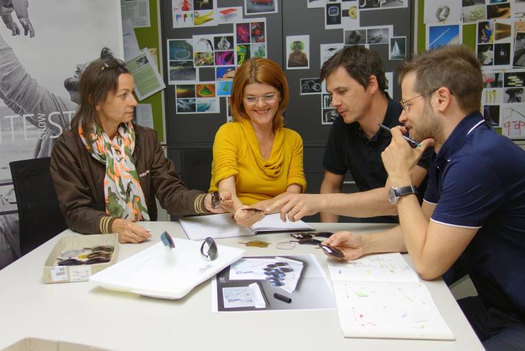Ein Teil des Teams rund um Chefdesigner Roland Keplinger (rechts) setzt sich aus Hilda Huemer (Farbdesigner, links), Karin Kitzberger (Farbdesigner, Mitte) und Martin Preuer-Lackner (Designer) zusammen.
