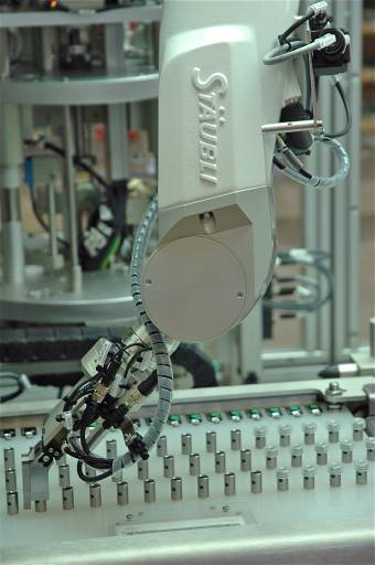 In der Medizintechnik sind Stäubli Roboter aufgrund ihrer voll gekapselten Bauweise mit einhergehender Reinraumtauglichkeit erste Wahl.