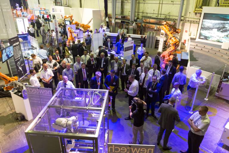 Annähernd 40 Exponate präsentierte ABB in der Roboterhalle mit einem breiten Spektrum an Anwendungen und Lösungen für unterschiedliche Industriesegmente.