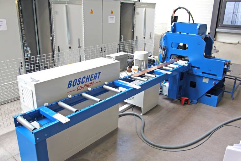 Das neue Kupferstanzzentrum CU PROFI von Boschert: Vorne die Zuführrollenbahn zum Auflegen der bis 4.000 mm langen Kupfer-Halbzeuge unterschiedlichen Querschnitts.