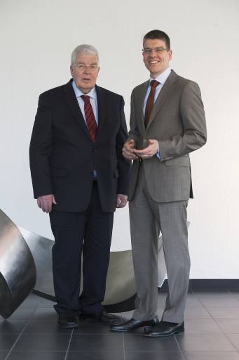 Der geschäftsführende Gesellschafter Dr. Dieter Kress und sein Sohn Dr. Jochen Kress freuen sich über die positive Entwicklung des Familienunternehmens Mapal.