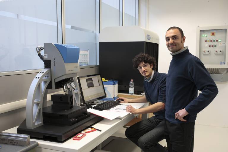 Francesco Minutillo, Anwendungsingenieur und Sandro Mauriello, Labortechniker, testen den neuen 3D-Scanner.