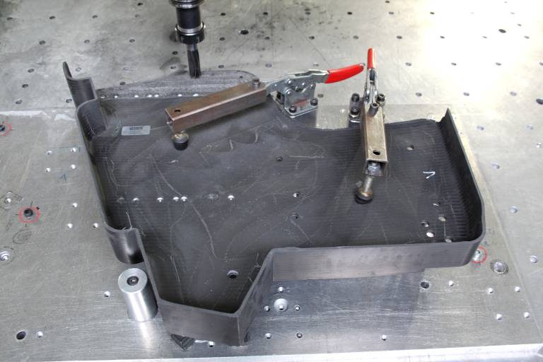Die Spannsituation zur Komplettbearbeitung eines labilen Composite-Bauteiles auf einem CNC-Portalfräszentrum. 