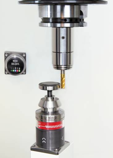 Der 3D Tastkopf TC64-20 von Blum ermöglicht dank seines patentierten shark360-Messwerks eine hochpräzise Radiusmessung in CNC-Bearbeitungszentren. Die Messung erfolgt bei rückwärtsdrehendem Werkzeug. 
