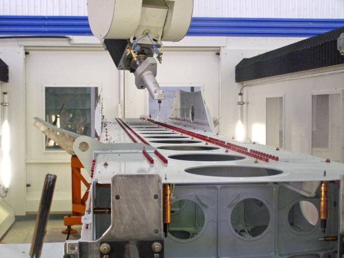 Bearbeitung von Flugzeugstrukturteilen in einem EiMa CNC-Bearbeitungszentrum mit speziell entwickeltem ROMAI Winkelkopf.