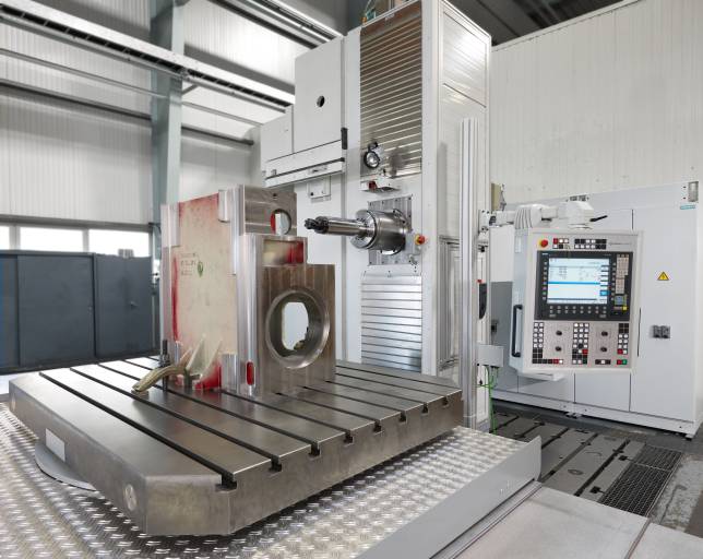 Eine UnionChemnitz Horizontal-Bohr- und Fräsmaschine der T-Serie für die effiziente Bearbeitung mittelschwerer Werkstücke.