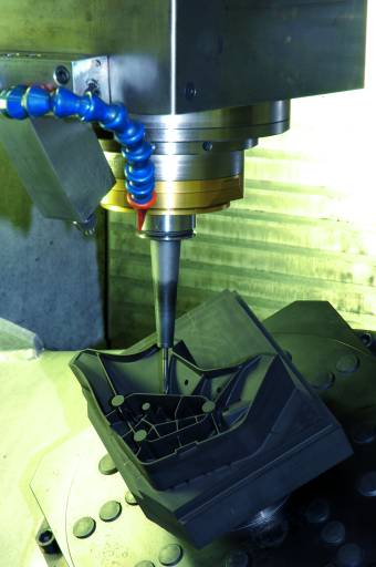 5-Achsen-Bearbeitung einer Grafit-Elektrode zur Herstellung einer Druckgussform für den Spiegelfuß eines PKW-Außenrückspiegels. Früher wurden für Teile wie dieses acht Einzelelektroden hergestellt.