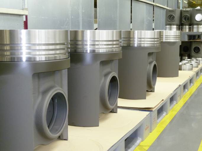 Die Partnerschaft zwischen KS Kolbenschmidt und P. Horn bei der 
Bearbeitung der Kolbenringnuten für Großkolben führte zur Entwicklung der Hochdruck-Innenkühlung.
