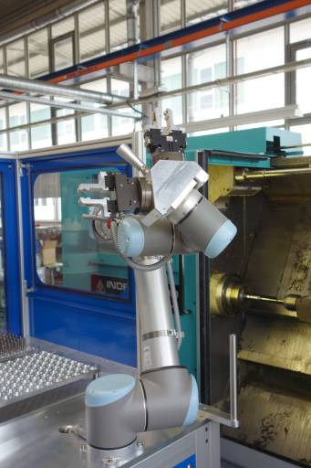 Bei Fries Maschinenbau ist die Roboter-Komplettlösung von Universal Robots aktuell an einer CNC-Maschine im Einsatz und handhabt einen Hartdrehprozess. 