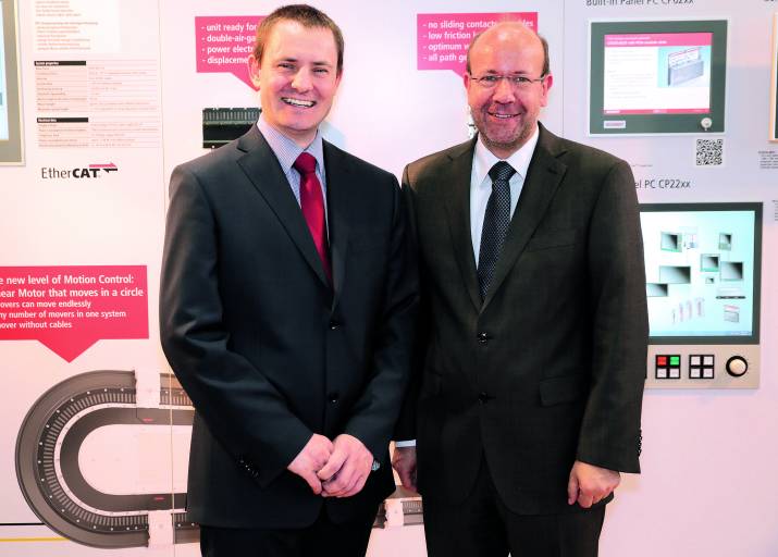 Tomáš Halva (links im Bild), Geschäftsführer des am 1. März gegründeten Beckhoff-Tochterunternehmens in der Tschechischen Republik, und Jens-Olaf Brede, Area Sales Manager aus der Beckhoff-Unternehmenszentrale.