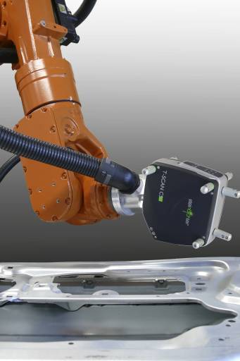 Automatisiertes Messen mit dem auf einem Roboterarm montierten Laserscanner STEINBICHLER T-SCAN CS.