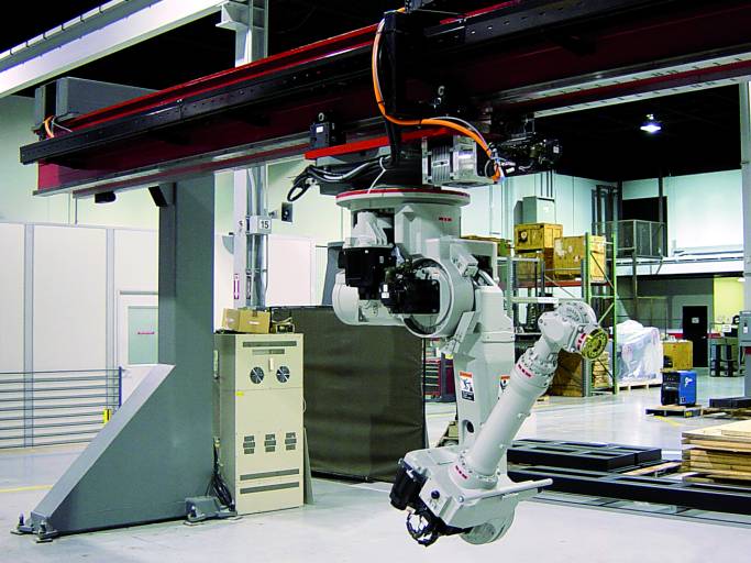 Die universelle Linearachse TMO bewegt nahezu alle auf dem Markt erhältlichen Industrieroboter – unabhängig davon ob sie hängend, in seitlicher Position oder erhöht montiert sind. Dank der hohen Tragfähigkeit und Steifigkeit der TMO werden nun bis zu 5.000 kg schwere Roboter in jeder Lage präzis und stabil positioniert. 