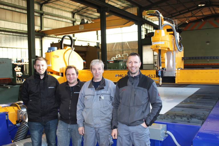 Das Team der Metallbau Steg AG mit dem neuen Schneidsystem.