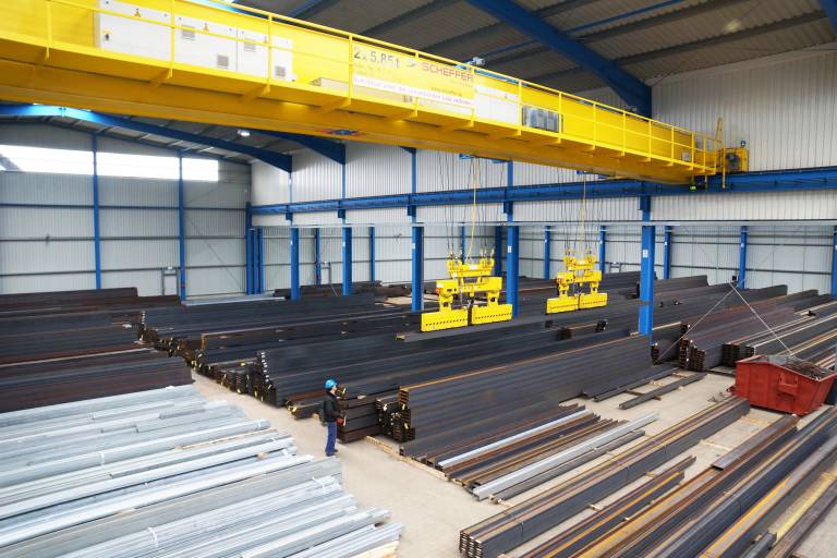 Bis zu 12 m lange Rohre, Stäbe, Stahlträger und anderes Langgut lagert die VRW Eisen- und Metallhandels GmbH in Schwäbisch-Gmünd. (Fotos: Kasto)