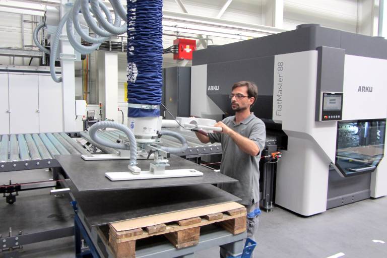 Mit dem Vakuum-Schlauchheber JumboErgo 110 von Schmalz vereinfacht die Arku Maschinenbau GmbH die Bestückung ihrer Richtmaschinen. (Alle Bilder: J. Schmalz GmbH)