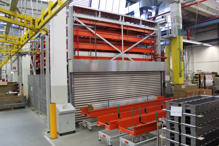 Der Zugangsbereich des automatischen Lagersystems KASTO UNITOP 1.0 im Erdgeschoss des Fabrikgebäudes von der Zumtobel Lighting GmbH.