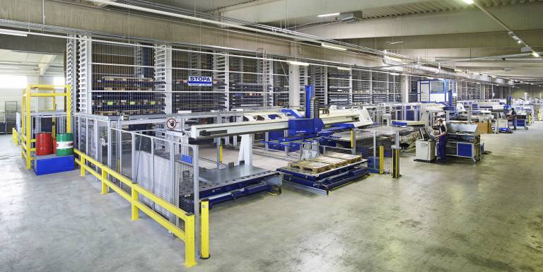 Das neue Blechlagersystem STOPA COMPACT II bei der Rötzer Maschinenbau GmbH in Rottenburg (D), die mit der Herstellung von Maschinen für die Metallerzeugung, von Walzwerkseinrichtungen und Gießmaschinen beschäftigt ist.
