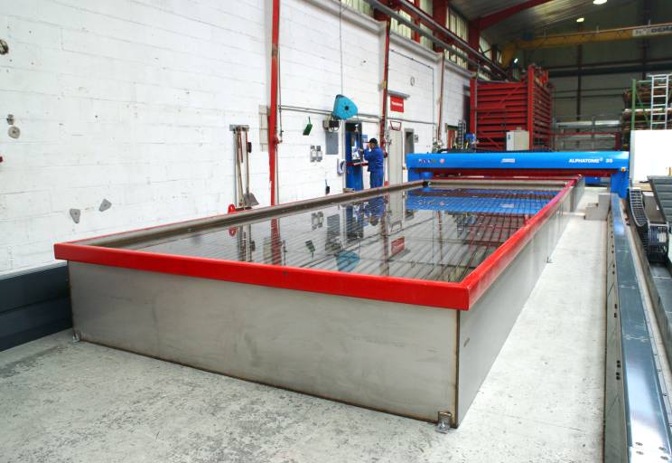 Hochpräzisions-Plasmaschneidanlage Alphatome II mit zwei Wasserbecken mit 6 x 3 m und 8 x 3 m Arbeitsfläche.