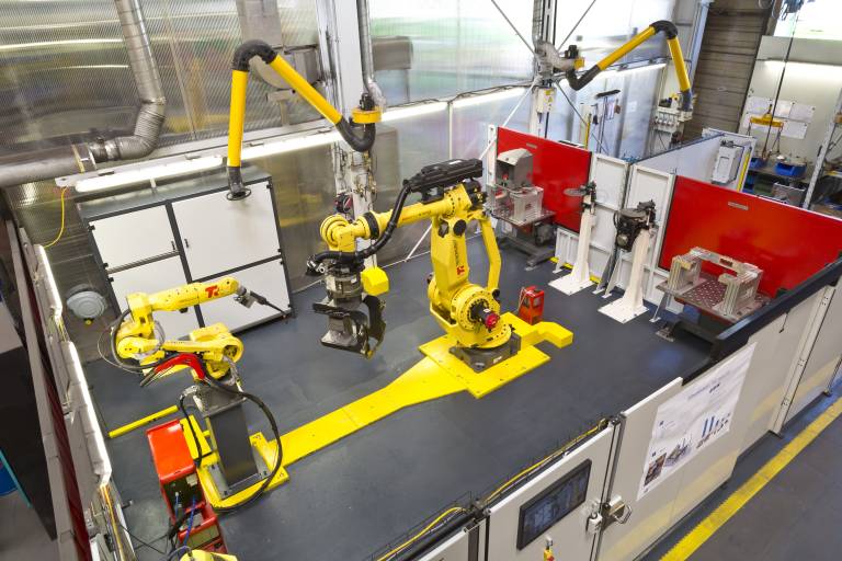 Die beiden Roboter befinden sich in einer insgesamt 9,5 x 6 Meter großen Zelle. Zudem verfügt die Anlage über vier Belade- bzw. Abholstationen.