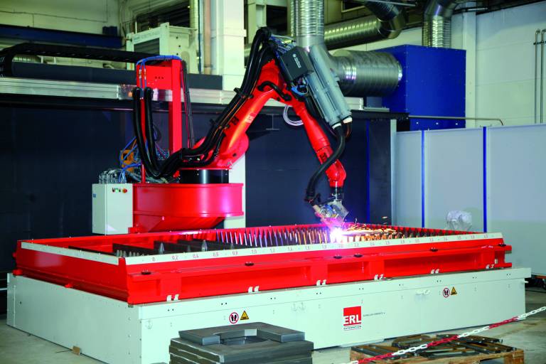 Der Fasenschneidroboter BIBER kann in einem Arbeitsbereich von 2.000 x 4.000 mm Fasen mit Schnittlängen bis 200 mm erzeugen.
