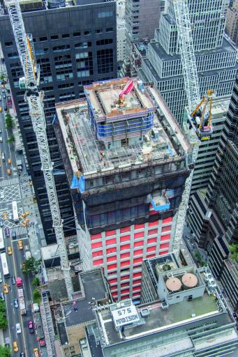Mit 426 m wird der 432 Park Avenue Tower in New York das höchste Wohngebäude der westlichen Hemisphäre. An der Außenwand transportiert die Selbstkletterschalung Xclimb 60 von Doka Metallbau eine laut Kundenanforderung maßgeschneiderte Stahl-Sonderschalung. (Bild: Doka)