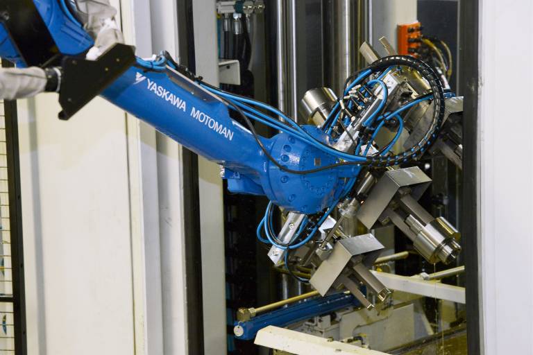 Die Automation von Werkzeugmaschinen ist das Trendthema der Fachmesse AUTOMATICA: Der Einsatz von Robotern lässt die Gesamtproduktivität moderner Bearbeitungszentren steigern.