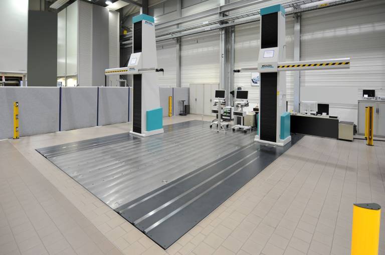 Ein RAX Duplexsystem im Messraum bei VW in Wolfsburg. Durch den spiegelbildlichen Aufbau der Messständer bei einer Duplexversion, wird der Messbereich in der X-Achse optimal genutzt. (Quelle: Volkswagen)