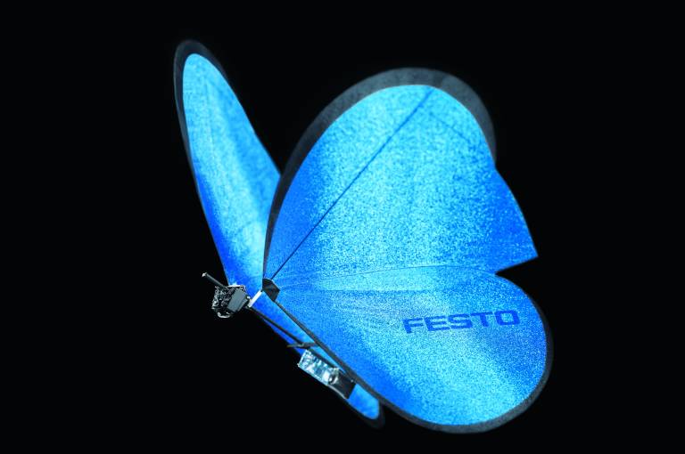 Bionische Miniatur-Robotik: Die eMotionButterflies sind ultraleichte Flugobjekte mit einem kollektivem Verhalten.