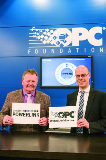 Auf der SPS IPC Drives 2015 gaben OPC-Foundation-Präsident Thomas J. Burke (links) und EPSG-Geschäftsführer Stefan Schönegger die Entwicklung einer OPC UA Companion Specification für POWERLINK bekannt.