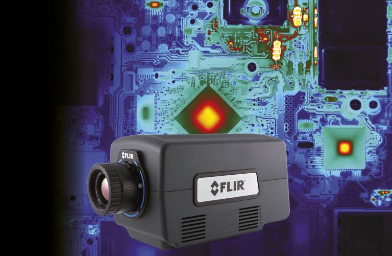 Mit der gekühlten HD-MWIR-Wärmebildkamera A8300SC stellt Infrarotkamera-Spezialist Flir Systems für Forscher und Wissenschaftler eine kompakte IR-Lösung vor, die feinste Bilddetails im 3 bis 5 µm Wellenlängenbereich erfasst. 