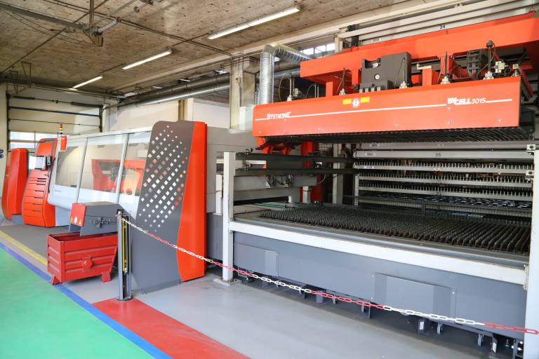 Die neue ByAutonom wird bei H&B mittels der Automationslösung Bycell vollautomatisch aus dem Blechlager mit Material versorgt. In den beiden Blechtürmen stehen insgesamt 63 Lagerplätze zur Verfügung. 