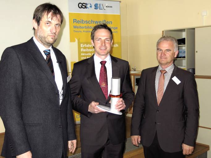 Dr. Elmar Raiser (links) überreichte DI Florian Besler (Mitte) und Prof. Dr.-Ing. Paul Schindele (rechts), den Siegern des dritten „raiser Innovationspreises für Reibschweißen“, die Trophäe. (Bild: Klaus Raiser GmbH & Co. KG)