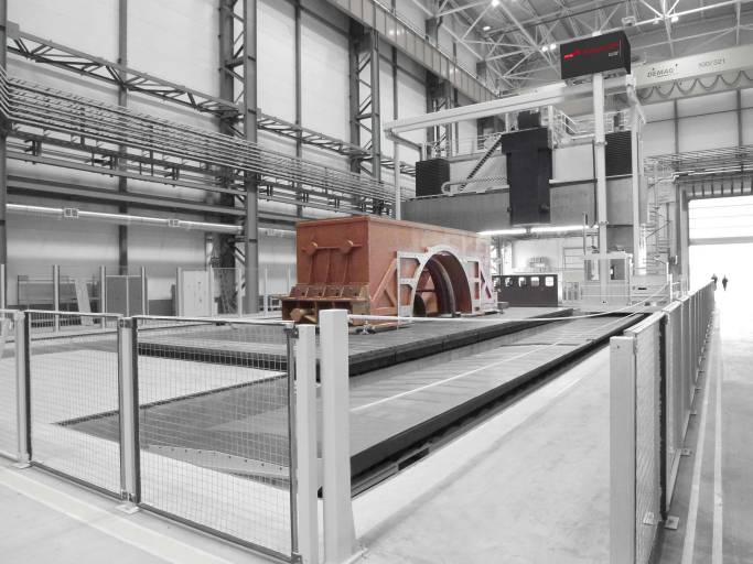 Unter dem Markennamen Droop+Rein entstehen in Bielefeld Fräsmaschinen mit obenliegendem Gantry (FOG), die sich vor allem für extrem große Bauteile eignen. .