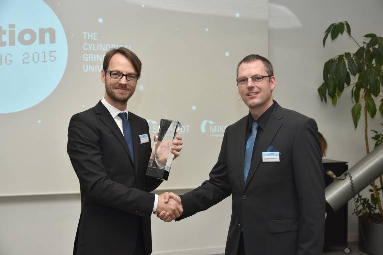 Übergabe des Fritz Studer Awards durch Dr. Gereon Heinemann (Geschäftsführer Fritz Studer AG, rechts) an den Gewinner Herr Dr. Eduardo Weingärtner.