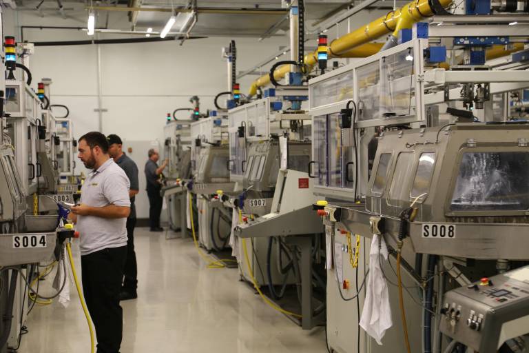 Auf 22 vollautomatisierten CNC-Schleifmaschinen und einer Fläche von 4.500 m² kann Horn USA rund 65 % der benötigten Werkzeuge vor Ort herstellen und somit für kürzeste Lieferzeiten sorgen.