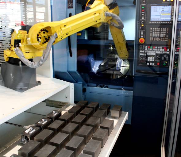 Beladung des 5-Achsen-Vertikal-Bearbeitungszentrum MX-520 durch eine Roboterautomatisierung von Cellro.