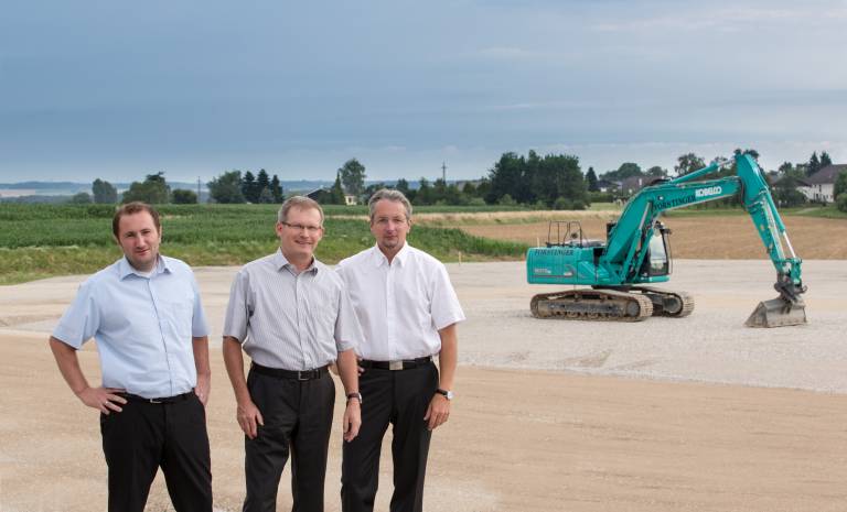 Die Promot Geschäftsführung auf der Baustelle v. l. n. r.: Promot Geschäftsführer Horst Pesendorfer, Hubert Pesendorfer, Martin Waldl.