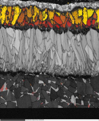 In konventionellen CVD-Aluminiumoxid-Beschichtungen ist die Wachstumsrichtung der Kristalle willkürlich. Die Mikroskopaufnahme zeigt die zufällige Kristallorientierung anhand unterschiedlicher Farben. Jeder Richtung ist jeweils einer bestimmten Farbe zugeordnet (rot bis gelb).