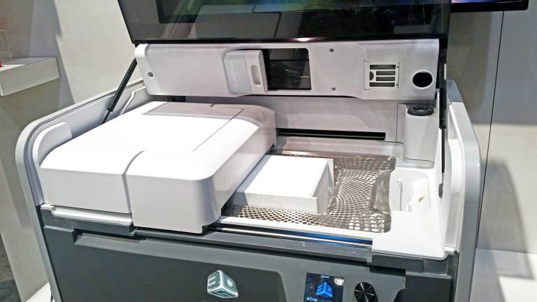 Der neue CubeJet Farbpulver-Drucker kann mit seinen kompakten Abmessungen auch als Desktopgerät in einer Büroumgebung eingesetzt werden. Die gekapselte Bauweise ermöglicht ein problemloses Handling des Baumaterials.